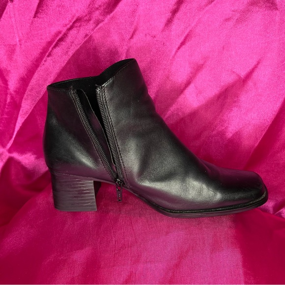 BASS 7 1/2 Wide REAL LEATHER BLACK NEVADA BOOTIES 2in Blocked Heels - Picture 11 of 13